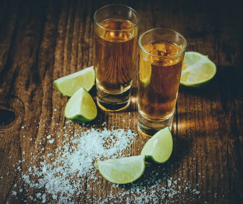 Tragos de tequila con sal y limón - Día Internacional del Tequila 2024