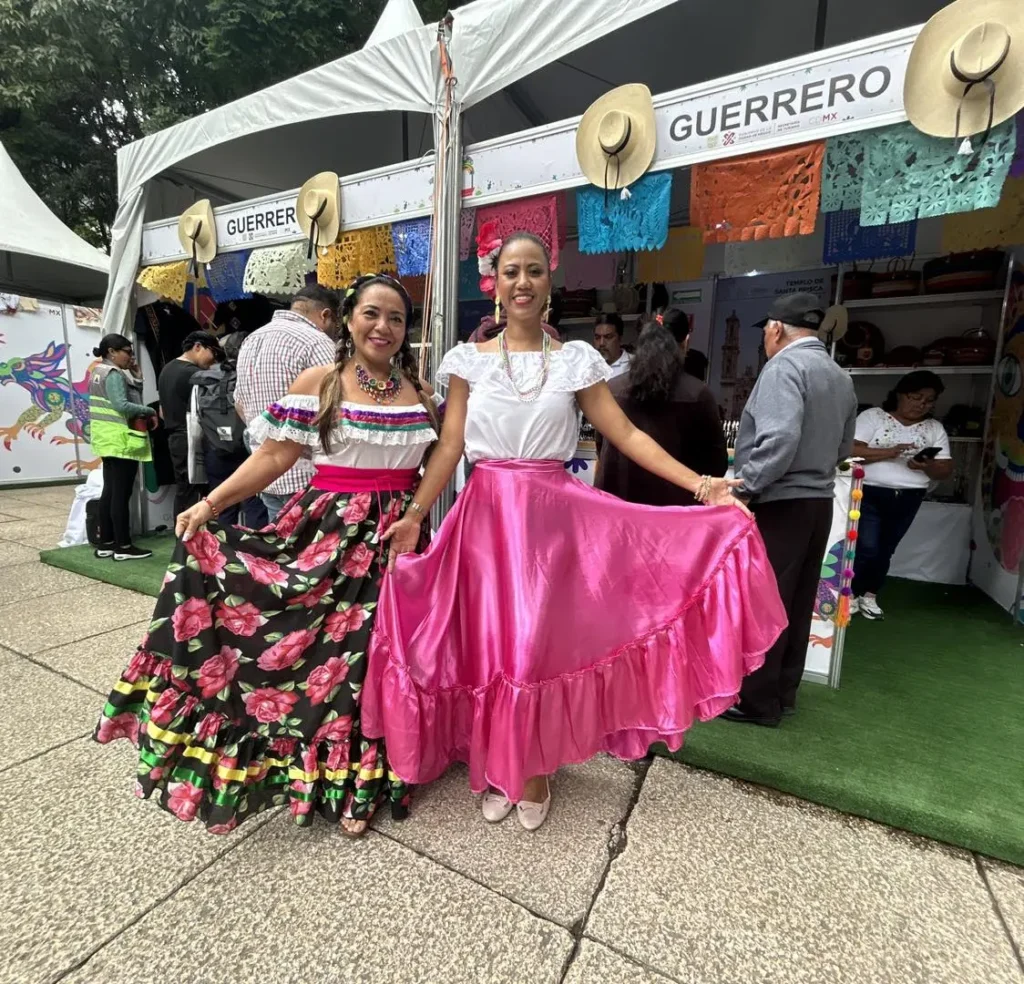 Mujeres vestidas en atuendos tradicionales